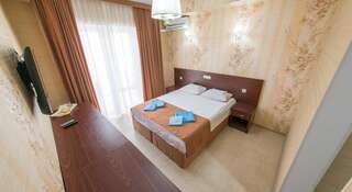 Гостиница Атриум Люкс Витязево  Двухместный номер Делюкс с 1 кроватью или 2 отдельными кроватями и балконом-37