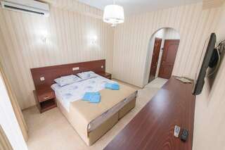 Гостиница Атриум Люкс Витязево  Двухместный номер Делюкс с 1 кроватью или 2 отдельными кроватями и балконом-59